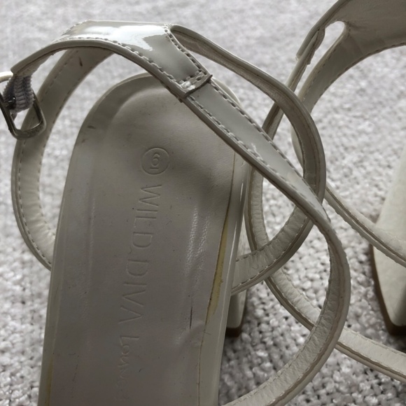 Wild Diva , size 6 white dress shoes, chunky heel, strappy shoes. New - Picture 3 of 7